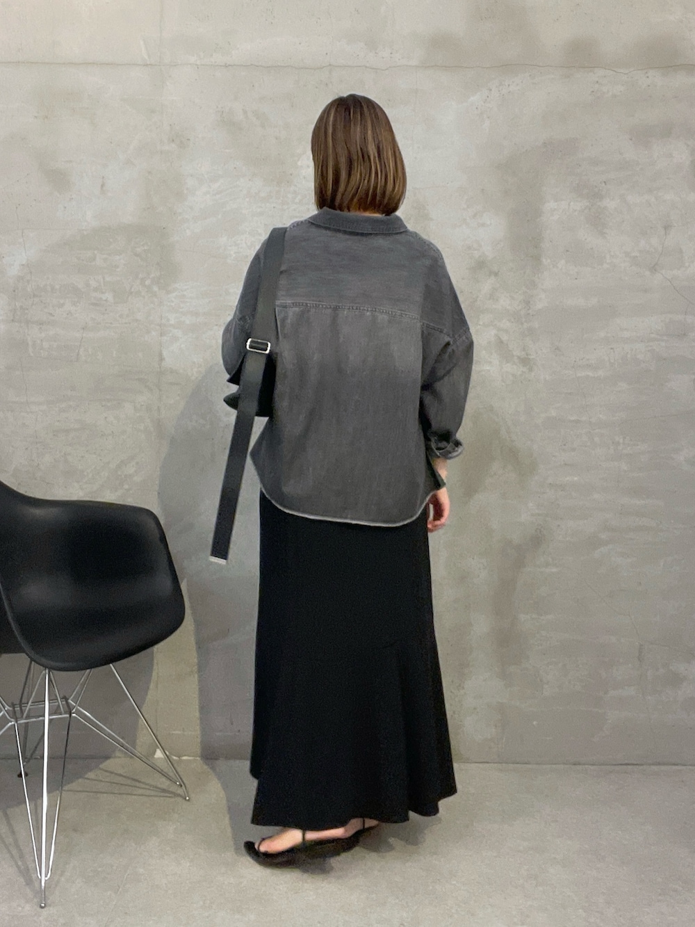 ブラック系のスカート、ブラック系のシャツ/ブラウス、ホワイト系のショルダーバッグを着用したレディースの夏コーディネートの3枚目の写真