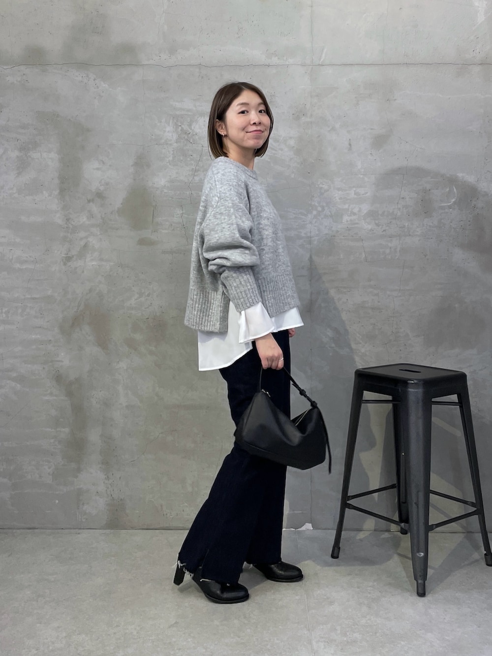 ホワイト系のシャツ/ブラウス、ブルー系のデニムパンツ、グレー系のニット/セーターを着用したレディースの秋コーディネートの4枚目の写真