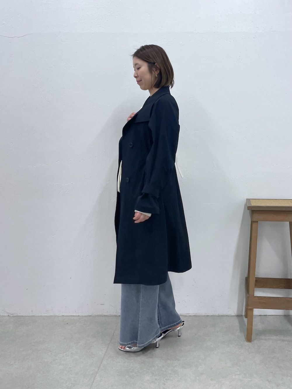 ブルー系のその他アウター、ホワイト系のカーディガン/ボレロ、ブルー系のデニムパンツを着用したレディースの冬コーディネートの4枚目の写真