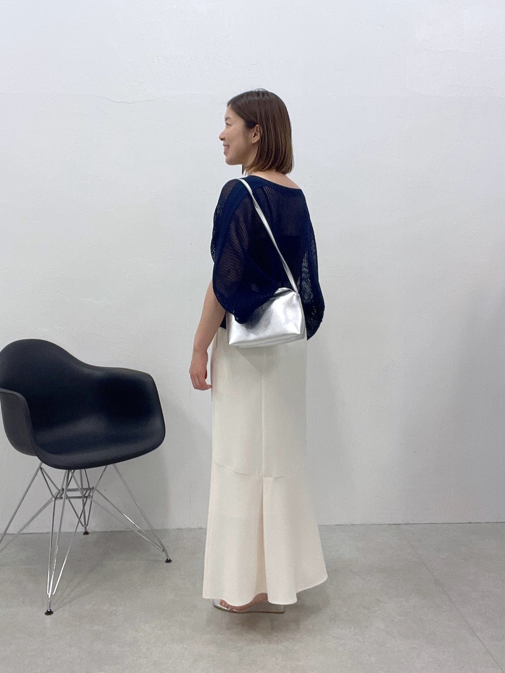 ホワイト系のスカート、ブルー系のカーディガン/ボレロ、シルバー系のショルダーバッグを着用したレディースの夏コーディネートの3枚目の写真