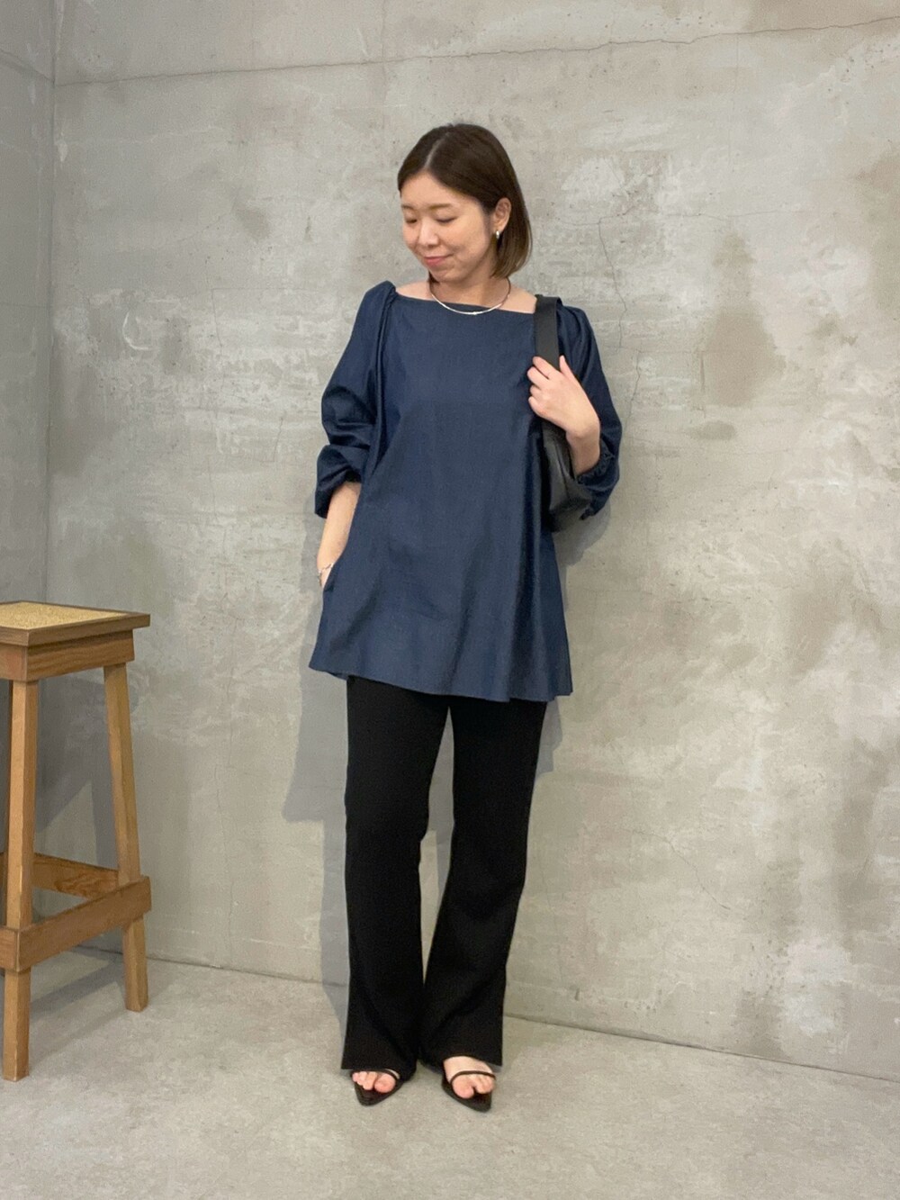 ブラック系のその他パンツ、ブルー系のシャツ/ブラウス、ブラック系のショルダーバッグを着用したレディースの夏コーディネートの5枚目の写真