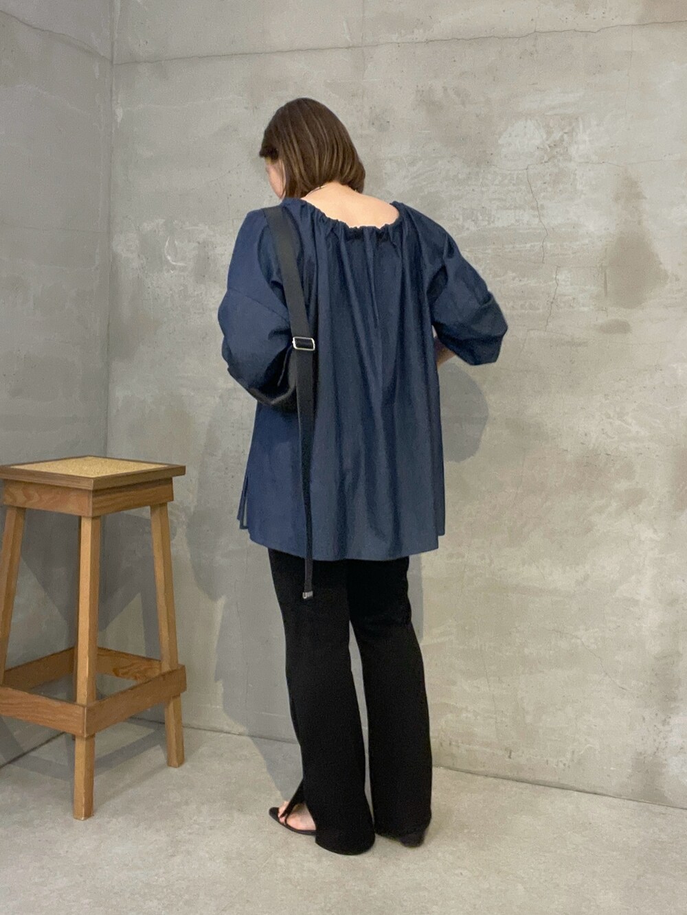 ブラック系のその他パンツ、ブルー系のシャツ/ブラウス、ブラック系のショルダーバッグを着用したレディースの夏コーディネートの3枚目の写真