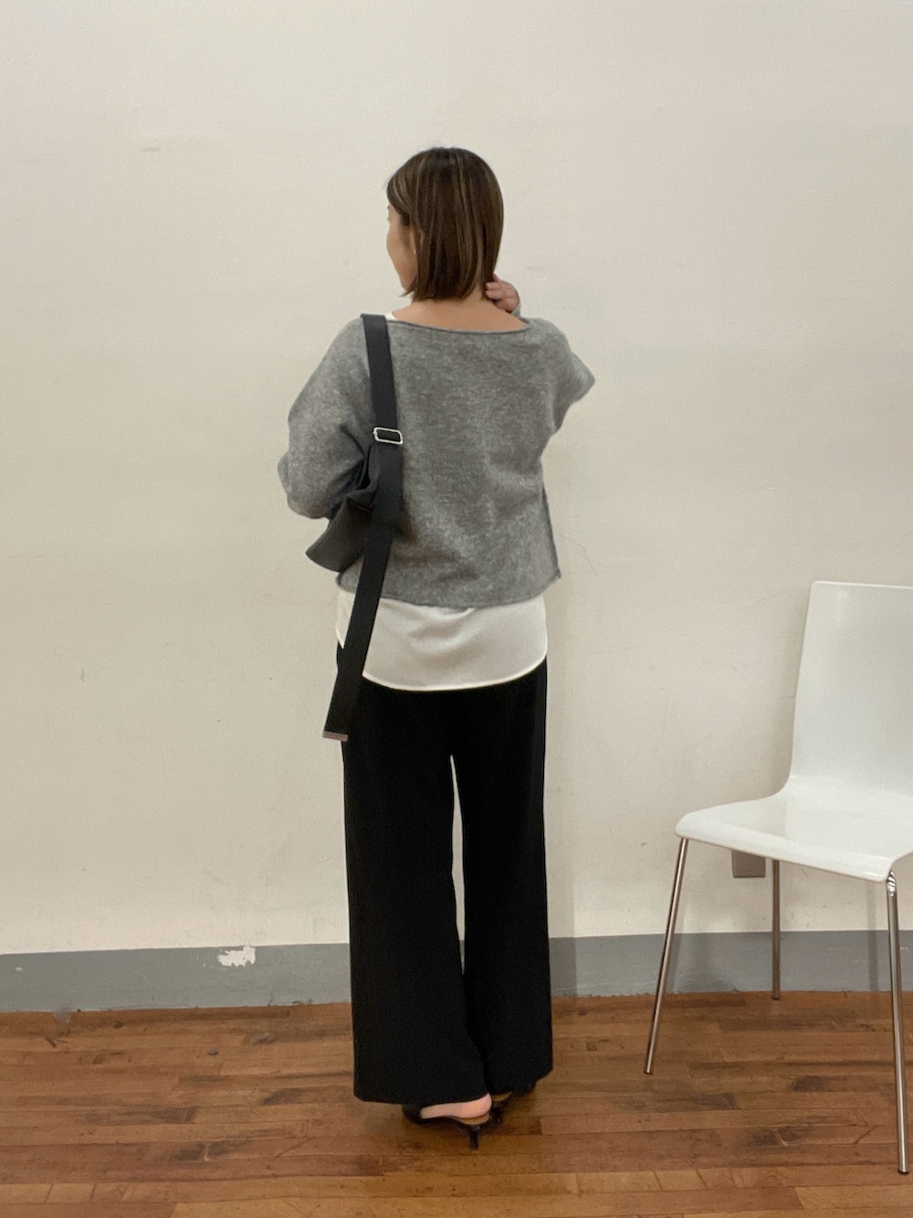 ホワイト系のシャツ/ブラウス、グレー系のニット/セーター、ブラック系のその他パンツを着用したレディースの夏コーディネートの3枚目の写真