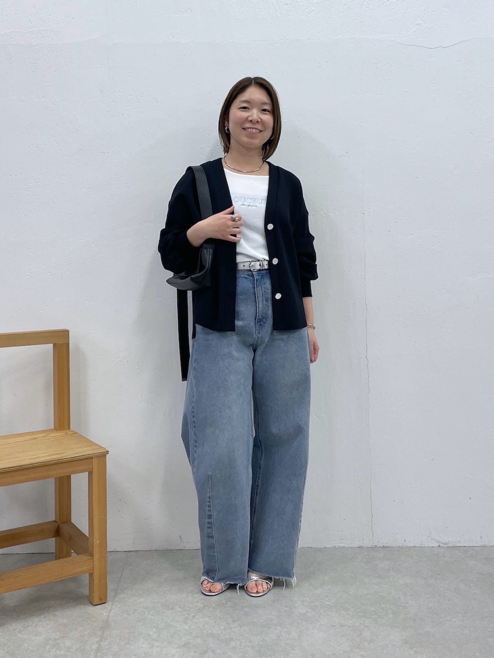 ブルー系のカーディガン/ボレロ、ブルー系のデニムパンツ、ホワイト系のTシャツ/カットソーを着用したレディースの春コーディネートの5枚目の写真