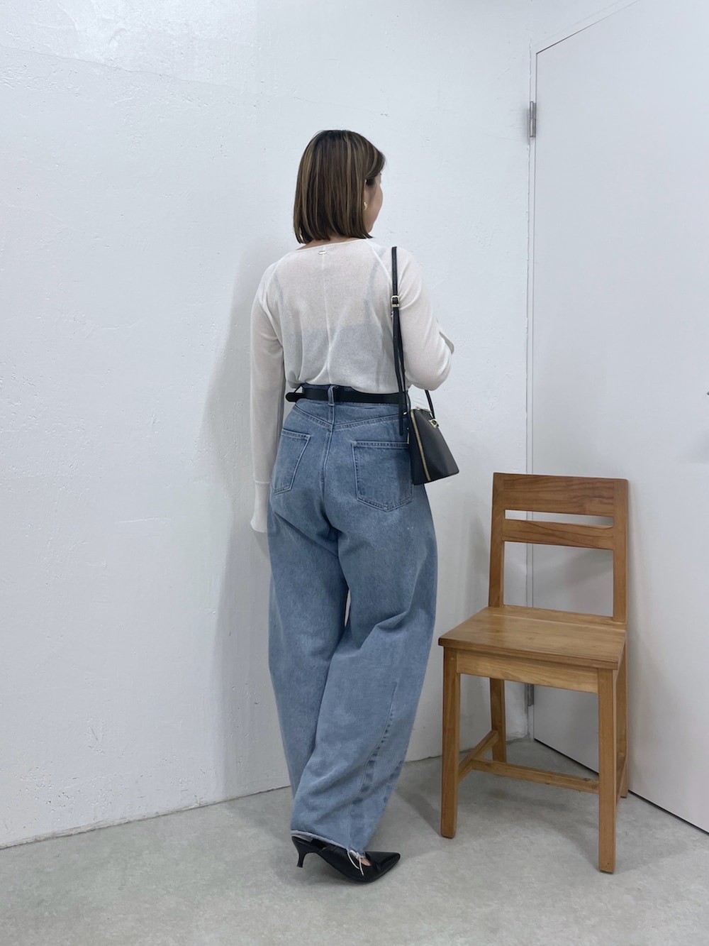 ホワイト系のTシャツ/カットソー、ブルー系のデニムパンツ、ブラック系のベルトを着用したレディースの秋コーディネートの3枚目の写真