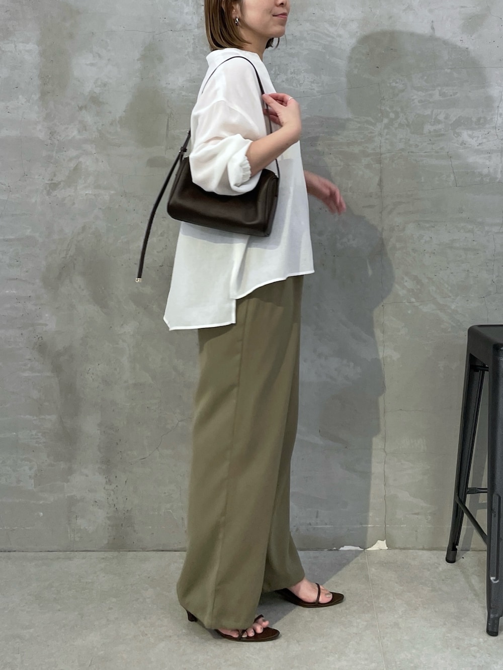 グリーン系のその他パンツ、ホワイト系のシャツ/ブラウス、ブラウン系のショルダーバッグを着用したレディースの夏コーディネートの4枚目の写真