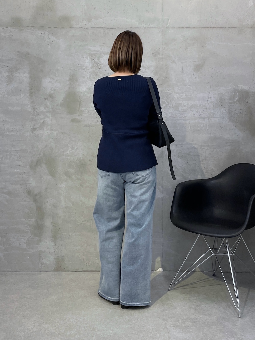 ブルー系のカーディガン/ボレロ、ブルー系のデニムパンツ、ブラック系のショルダーバッグを着用したレディースの冬コーディネートの2枚目の写真