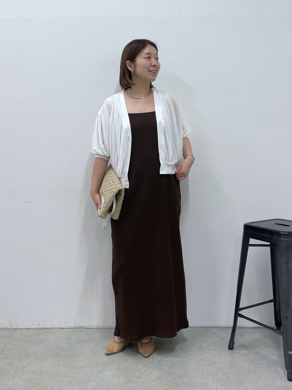 ホワイト系のTシャツ/カットソー、ブラウン系のワンピース、ホワイト系のトートバッグを着用したレディースの夏コーディネートの4枚目の写真
