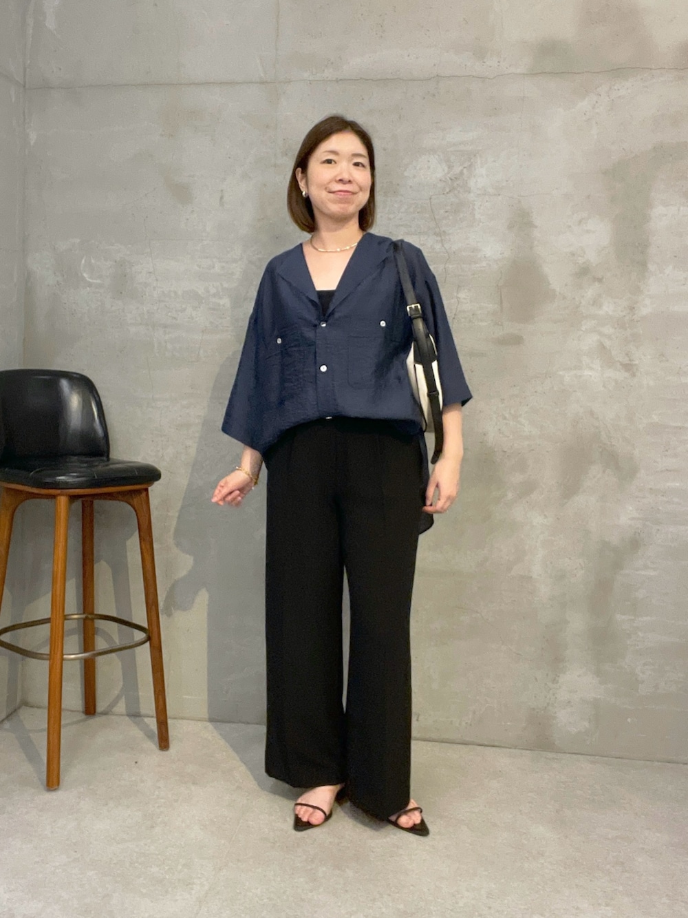 ブラック系のその他パンツ、ブルー系のシャツ/ブラウスを着用したレディースの夏コーディネートの4枚目の写真