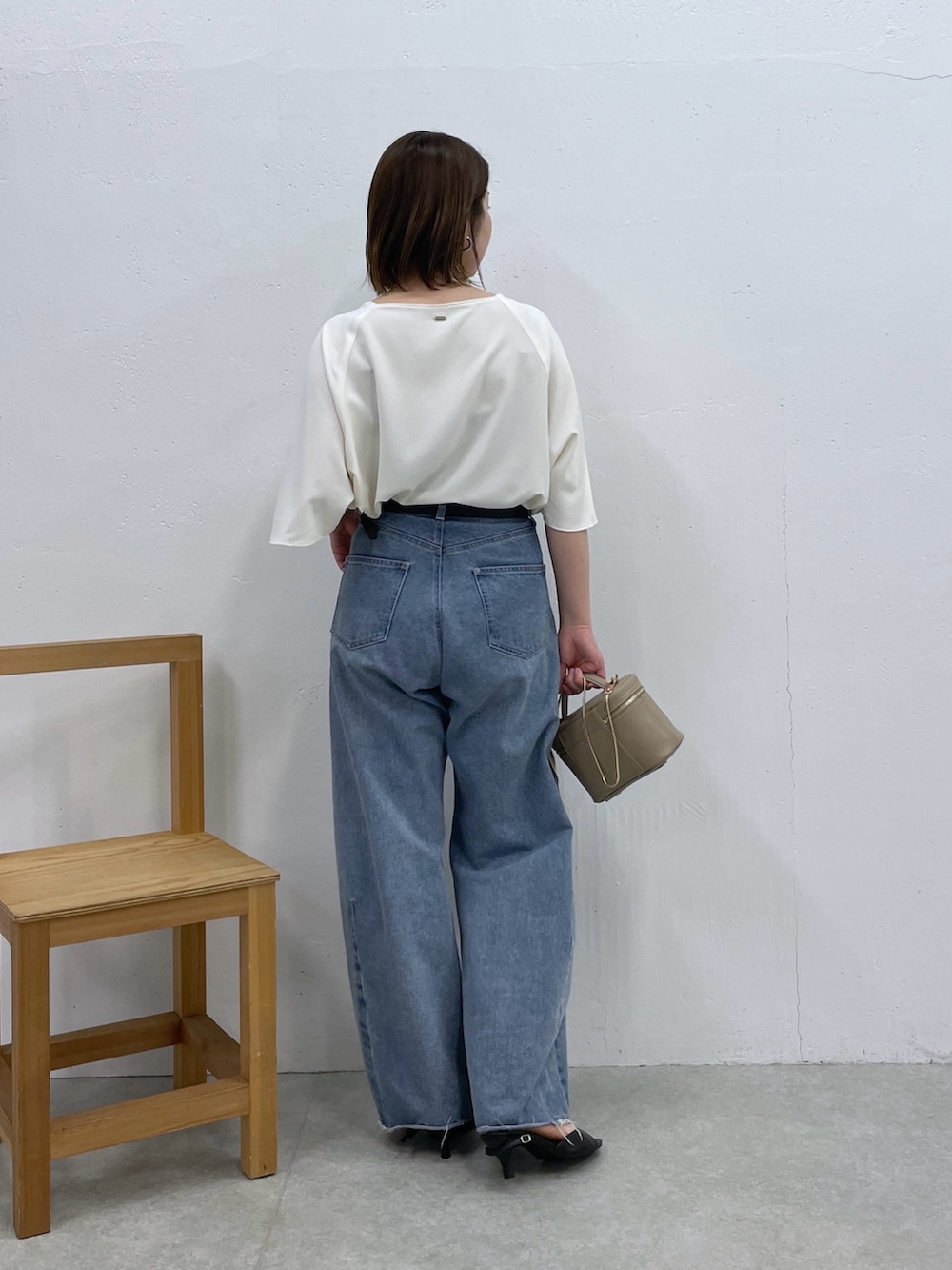 ホワイト系のシャツ/ブラウス、ブルー系のデニムパンツ、ベージュ系のショルダーバッグを着用したレディースの春コーディネートの3枚目の写真