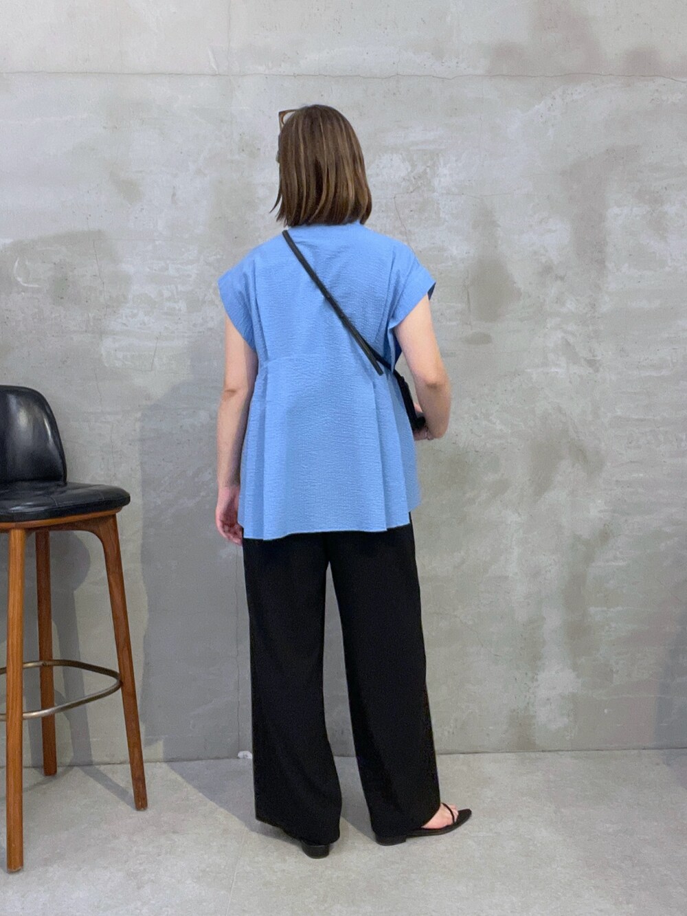 ブルー系のシャツ/ブラウス、ブラック系のその他パンツ、ブラック系のショルダーバッグを着用したレディースの夏コーディネートの3枚目の写真