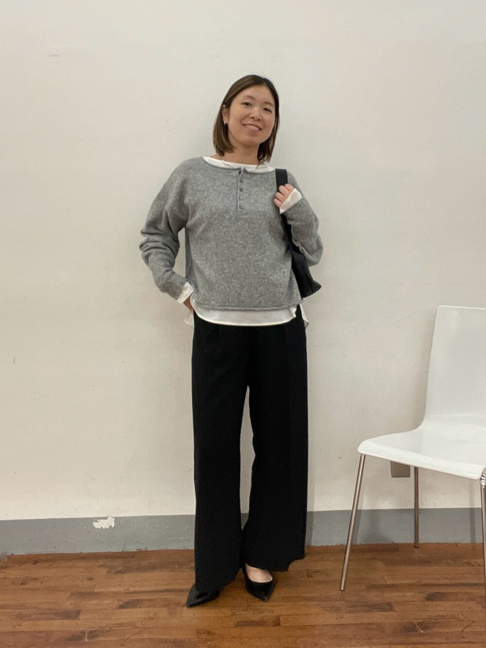 ホワイト系のシャツ/ブラウス、グレー系のニット/セーター、ブラック系のその他パンツを着用したレディースの夏コーディネートの4枚目の写真