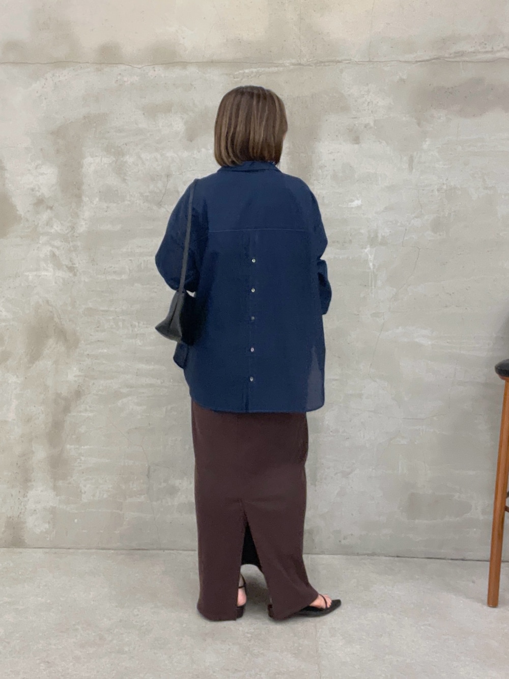 ブルー系のシャツ/ブラウス、ブラウン系のワンピース、ブラック系のショルダーバッグを着用したレディースの夏コーディネートの3枚目の写真