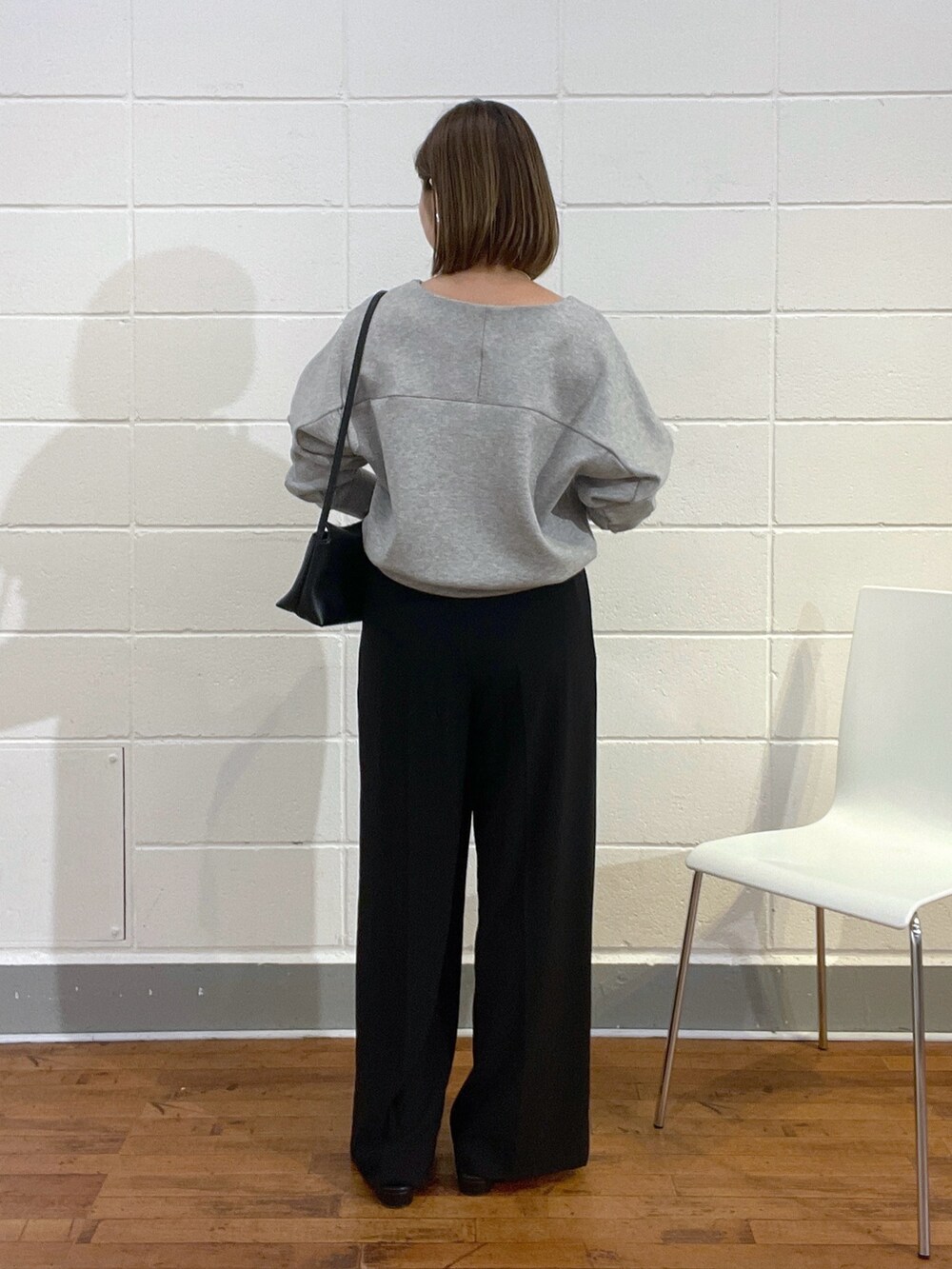 ブラック系のその他パンツ、グレー系のTシャツ/カットソー、ブラック系のショルダーバッグを着用したレディースの夏コーディネートの3枚目の写真