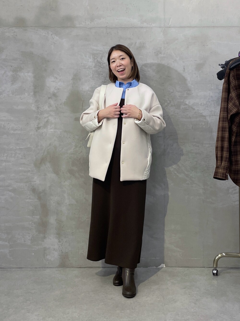 ベージュ系のその他アウター、ブラウン系のワンピース、ブルー系のシャツ/ブラウスを着用したレディースの秋コーディネートの4枚目の写真