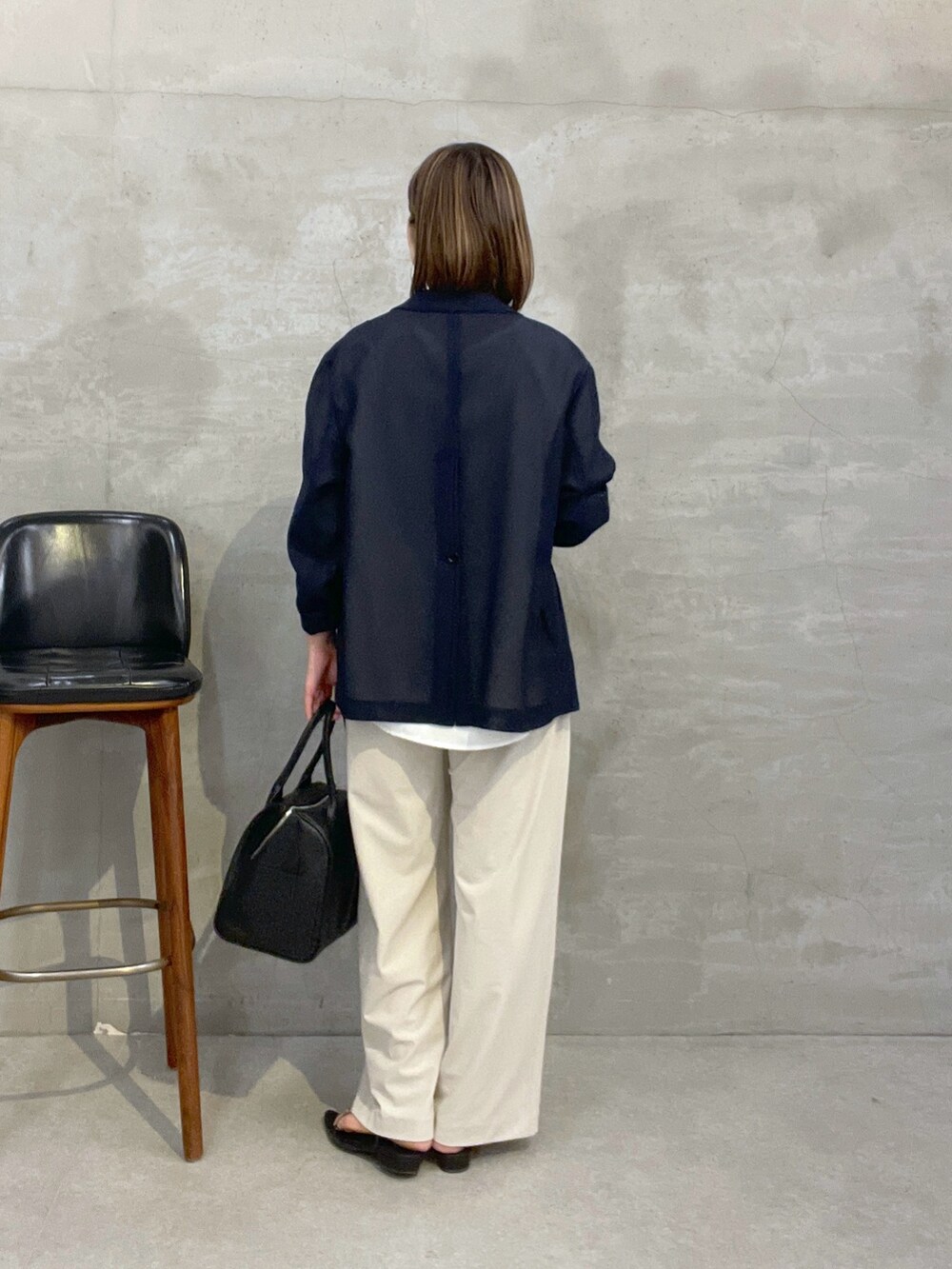 ブルー系のテーラードジャケット、ホワイト系のシャツ/ブラウス、ベージュ系のその他パンツを着用したレディースの夏コーディネートの3枚目の写真