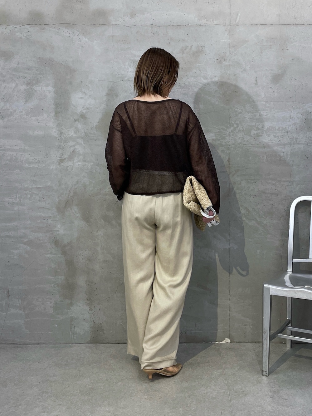 ブラウン系のニット/セーター、ベージュ系のその他パンツ、ホワイト系のトートバッグを着用したレディースの夏コーディネートの3枚目の写真