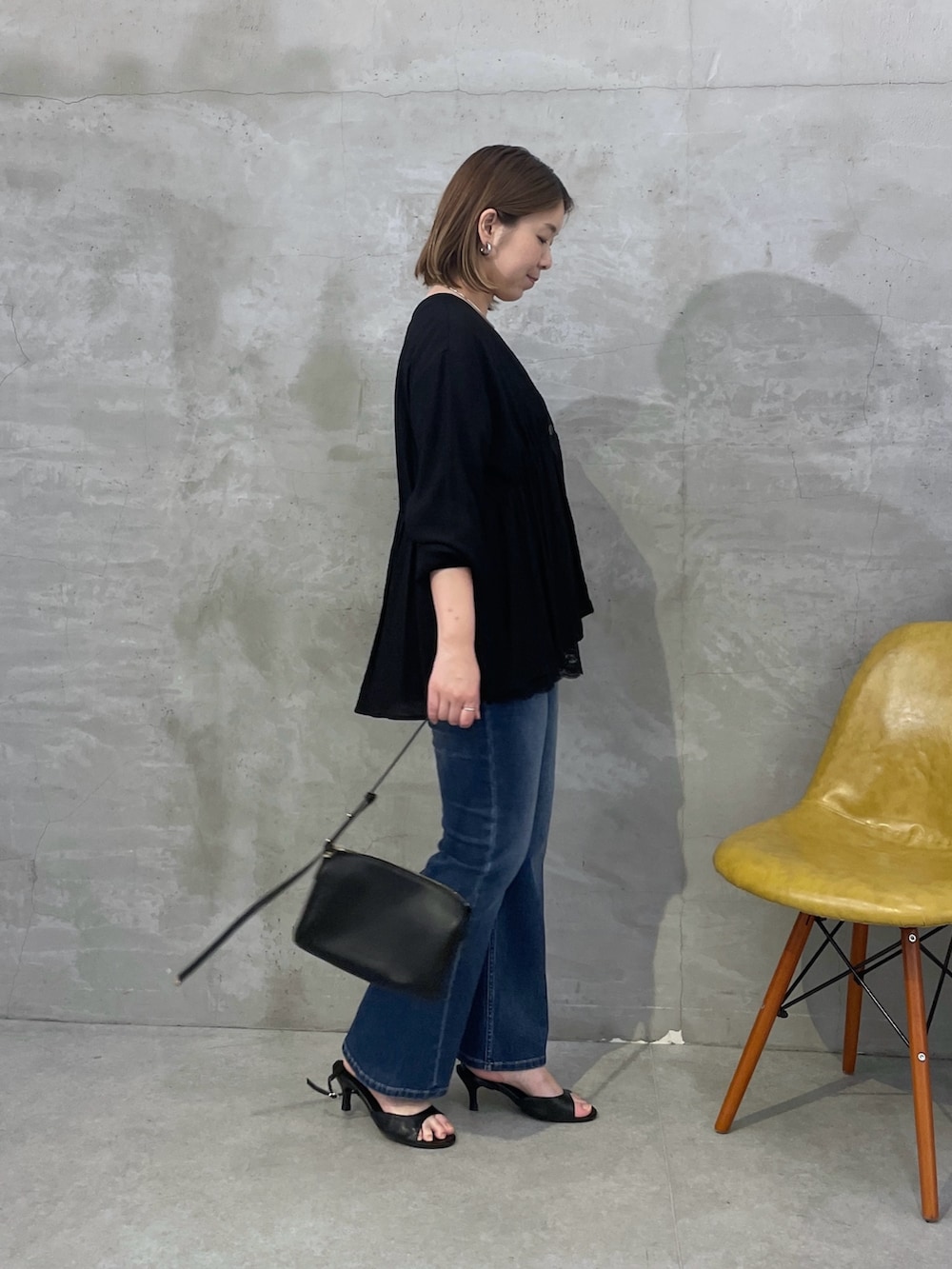 ブラック系のシャツ/ブラウス、ブラック系のキャミソール、ブルー系のデニムパンツを着用したレディースの夏コーディネートの3枚目の写真