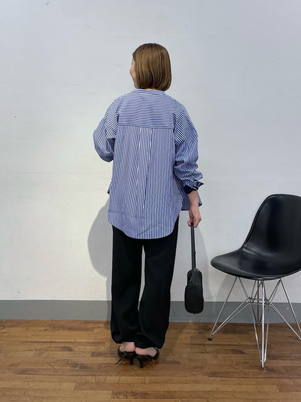 ホワイト系のTシャツ/カットソー、ブラック系のショルダーバッグ、ブルー系のシャツ/ブラウスを着用したレディースの夏コーディネートの3枚目の写真