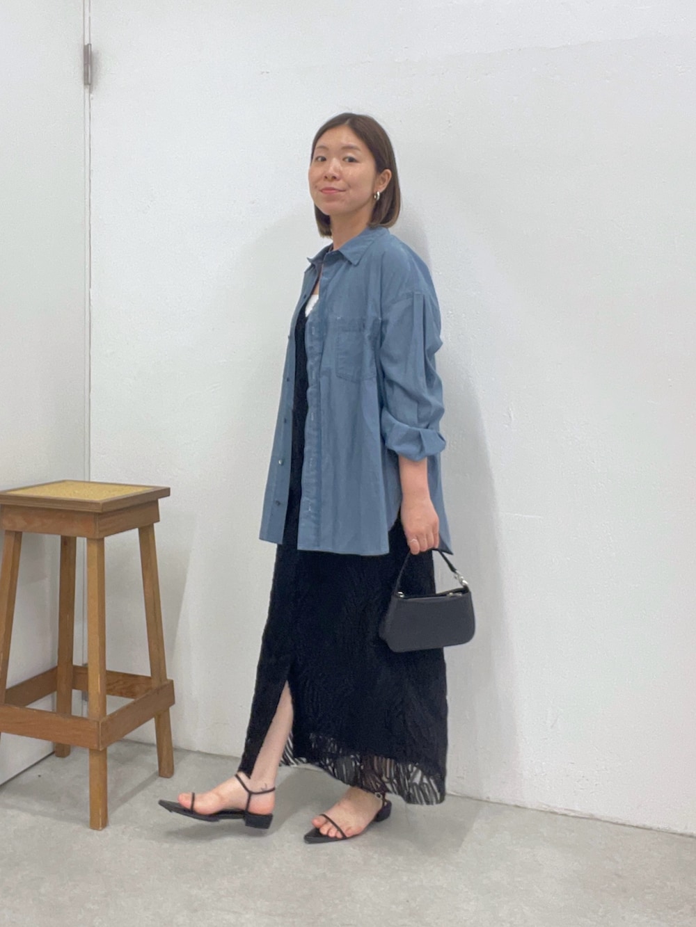 「ワンピーススタイル、ワンピース、ワンピースコーデ、デニム、デニムシャツ、着痩せ、着痩せ・細見え、着痩せコーデ、体型カバー」｜「COLLAGE GALLARDAGALANTEのQ.anos/バックボタンデニムシアーシャツ/新色追加（シャツ/ブラウス、ブルー系）」を使った、IDEchanさん（レディース・161cm）の夏コーディネートの2枚目の写真