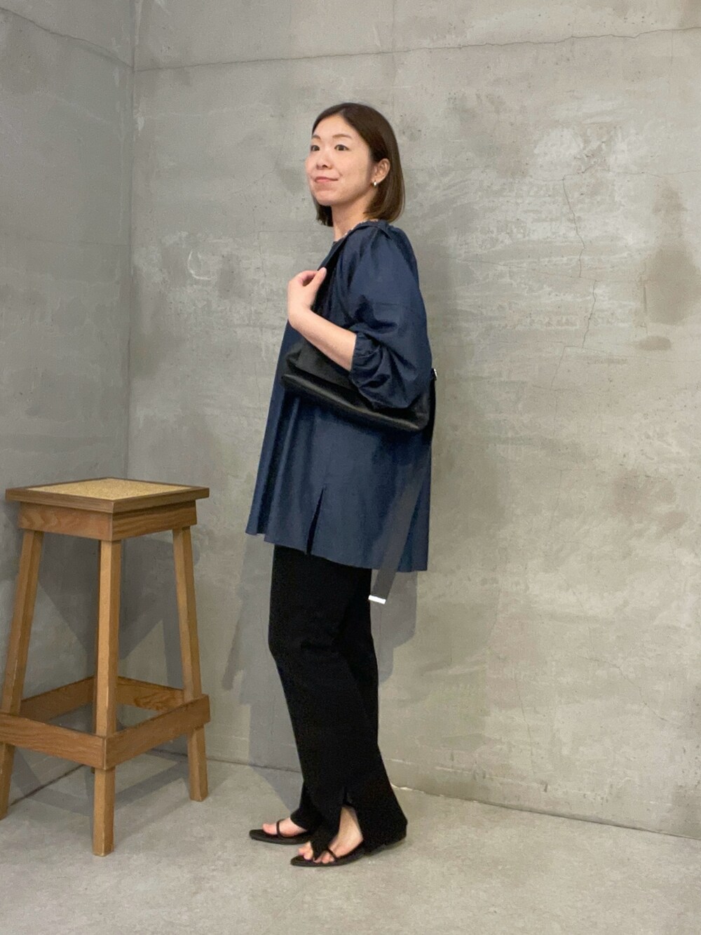 ブラック系のその他パンツ、ブルー系のシャツ/ブラウス、ブラック系のショルダーバッグを着用したレディースの夏コーディネートの2枚目の写真