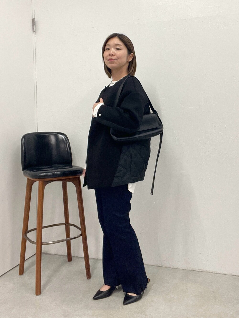 ブルー系のデニムパンツ、ホワイト系のTシャツ/カットソー、ブラック系のその他アウターを着用したレディースの夏コーディネートの2枚目の写真