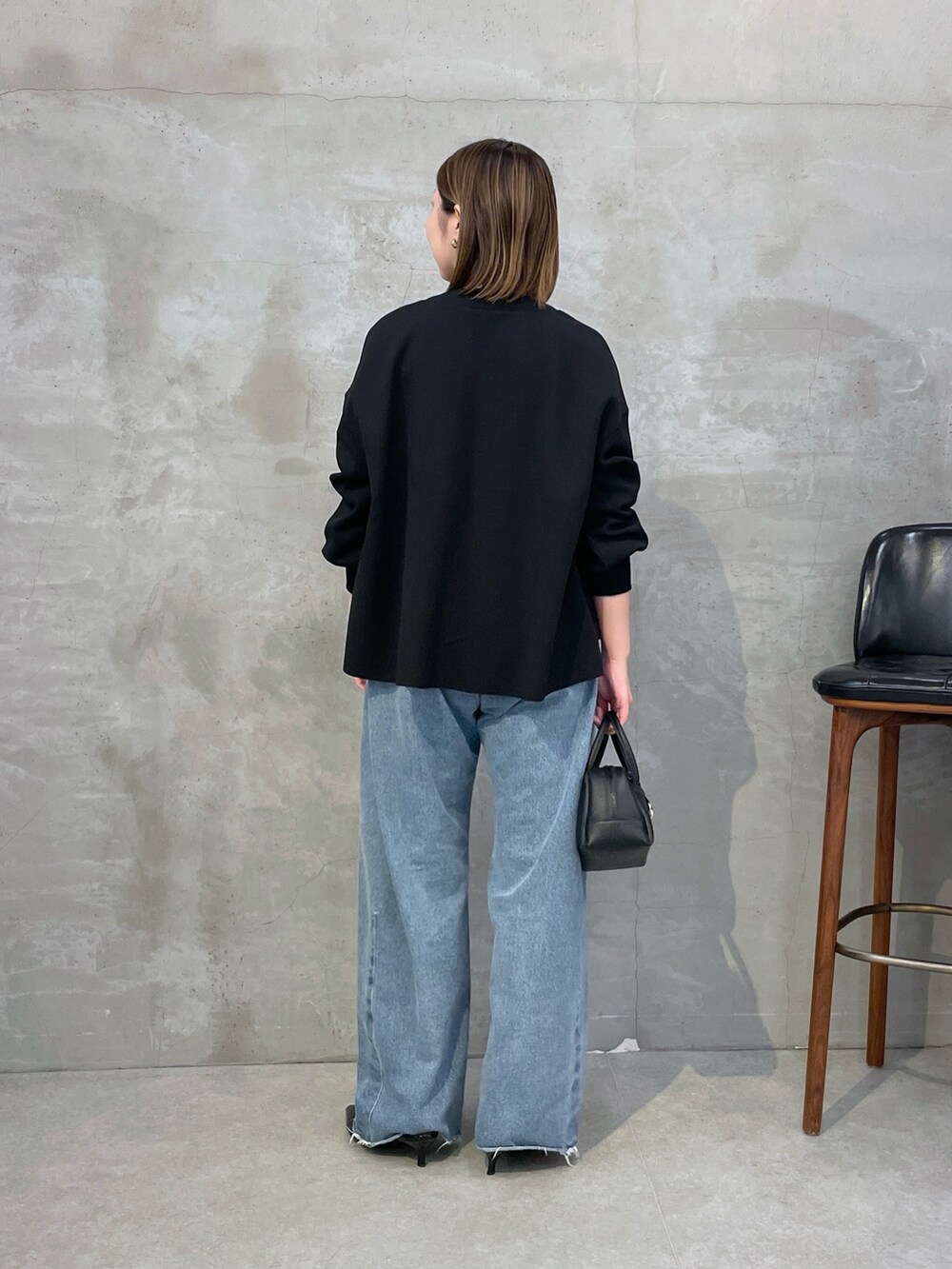 ブラック系のカーディガン/ボレロ、ブルー系のデニムパンツ、ホワイト系のTシャツ/カットソーを着用したレディースの秋コーディネートの3枚目の写真