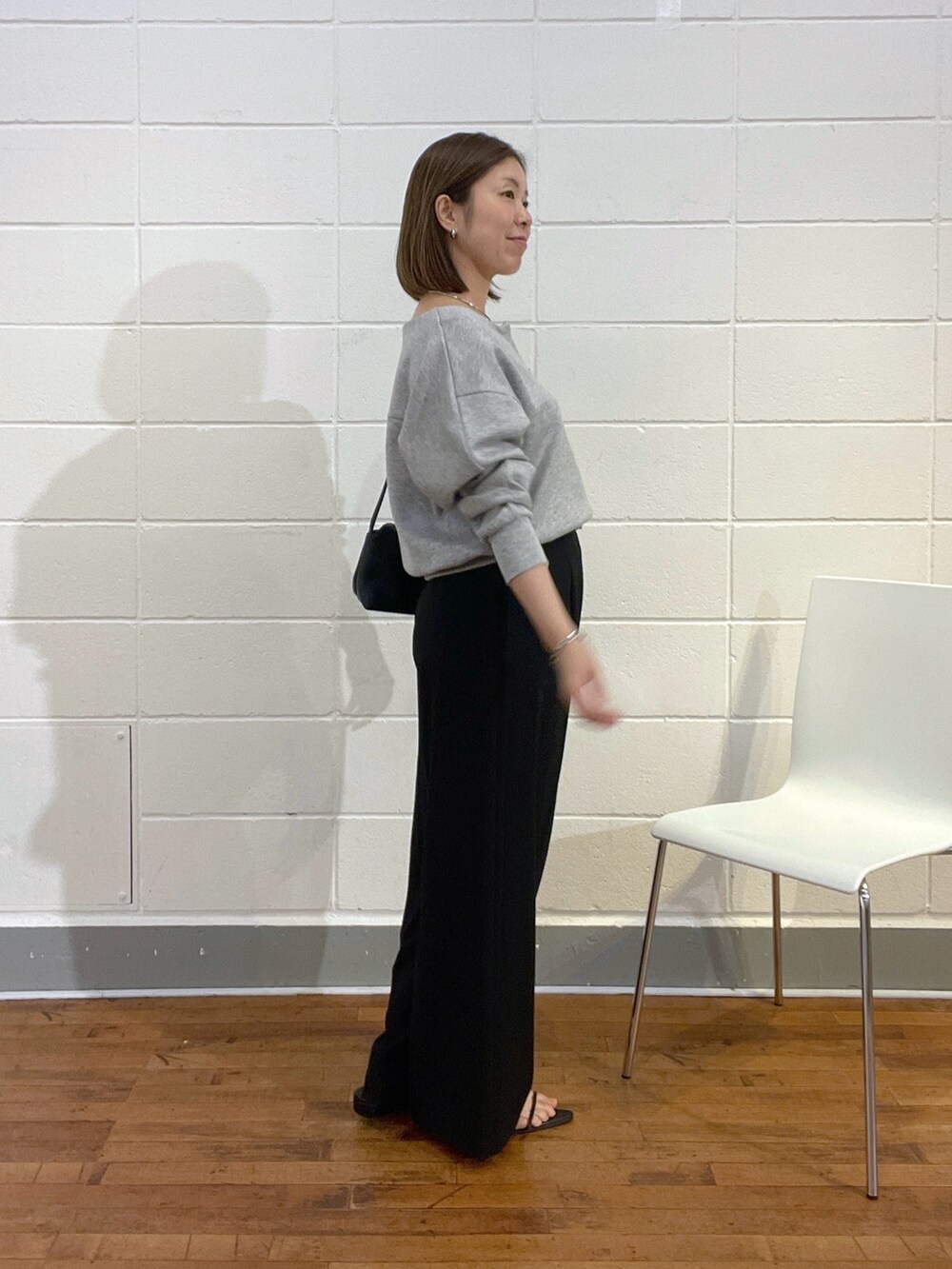 ブラック系のその他パンツ、グレー系のTシャツ/カットソー、ブラック系のショルダーバッグを着用したレディースの夏コーディネートの2枚目の写真