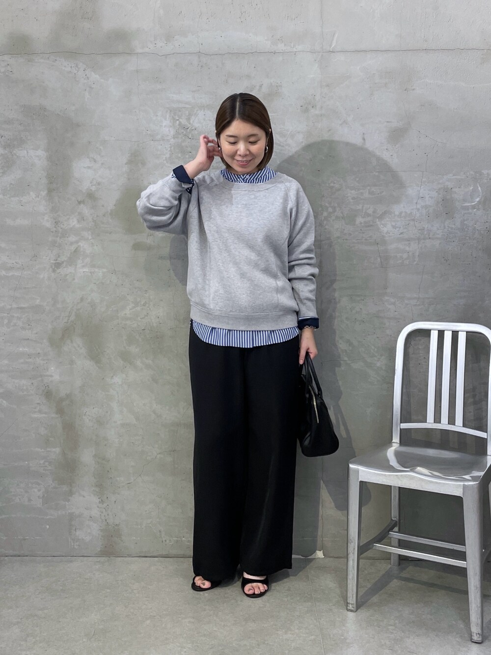 ブルー系のシャツ/ブラウス、ブラック系のその他パンツ、グレー系のニット/セーターを着用したレディースの夏コーディネートの4枚目の写真