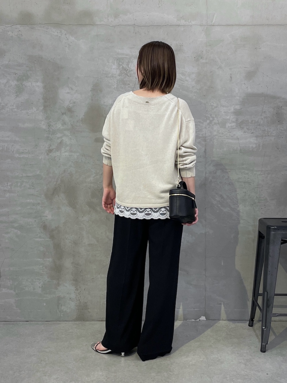 ベージュ系のカーディガン/ボレロ、ホワイト系のキャミソール、ブラック系のスラックスを着用したレディースの春コーディネートの3枚目の写真