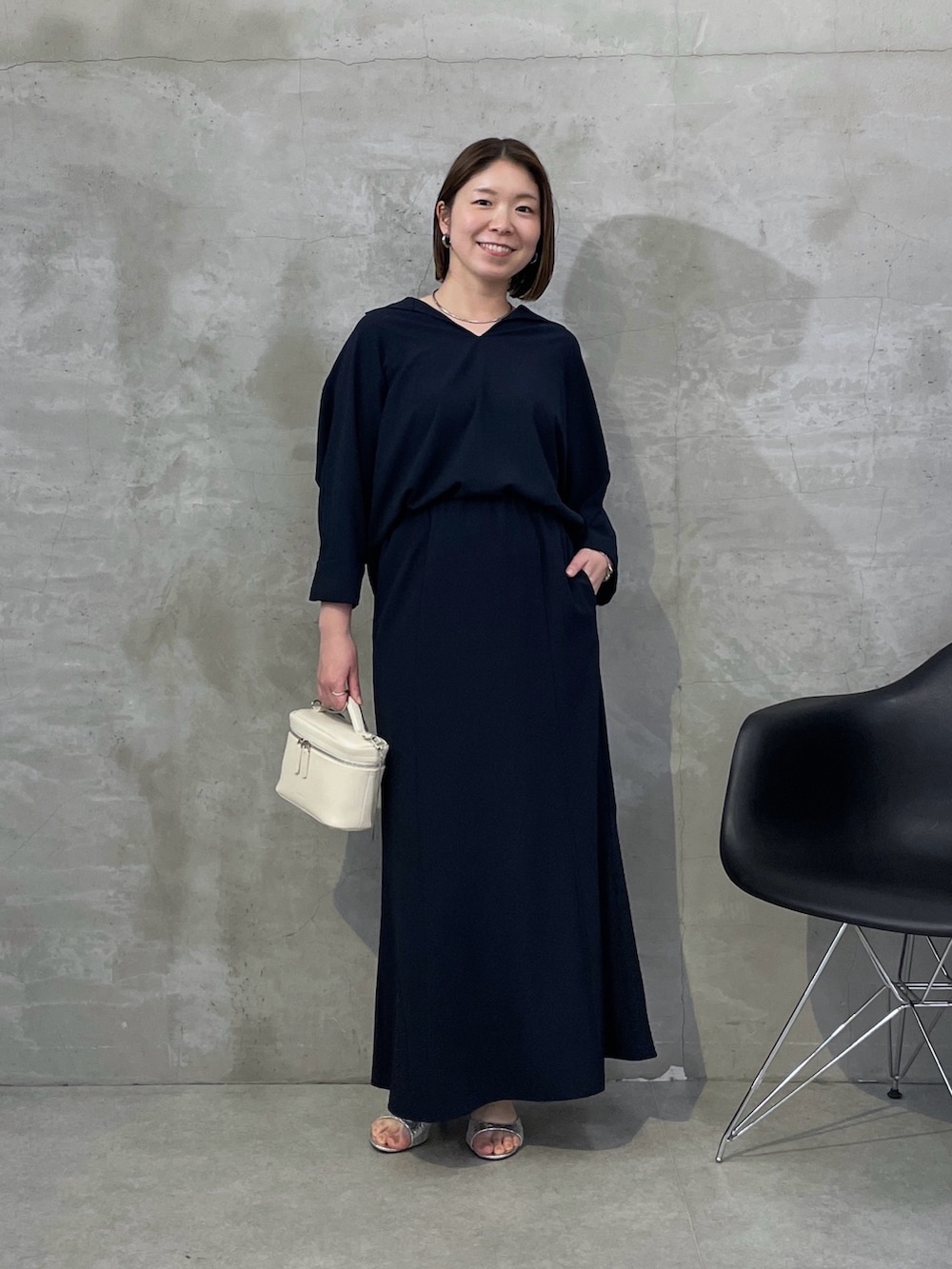 ブルー系のシャツ/ブラウス、ブルー系のスカート、ホワイト系のショルダーバッグを着用したレディースの春コーディネートの5枚目の写真