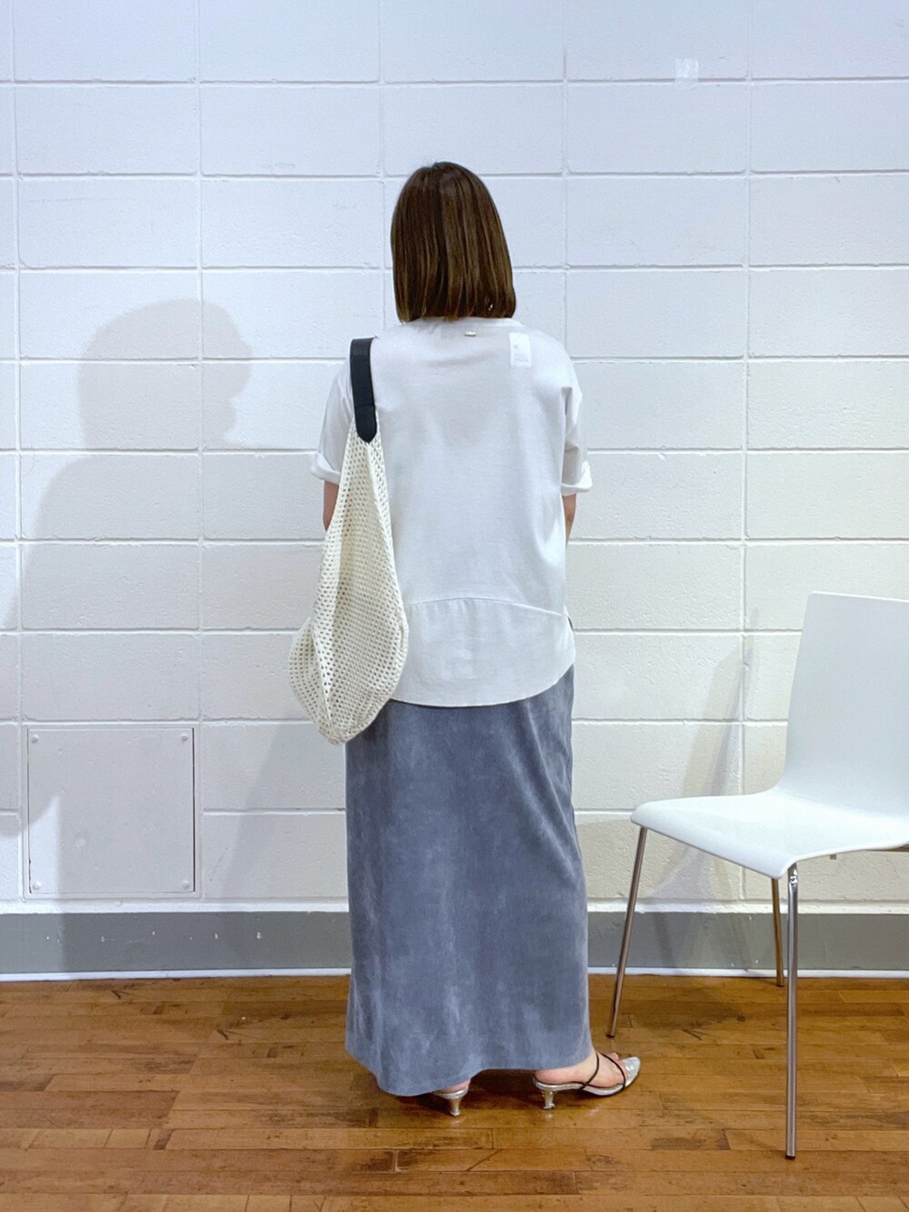 ブルー系のワンピース、ホワイト系のTシャツ/カットソー、ホワイト系のショルダーバッグを着用したレディースの夏コーディネートの3枚目の写真