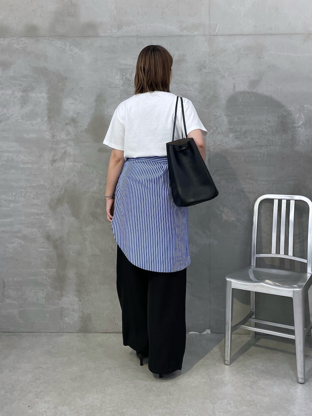 ホワイト系のTシャツ/カットソー、ブルー系のシャツ/ブラウス、ブラック系のその他パンツを着用したレディースの夏コーディネートの3枚目の写真