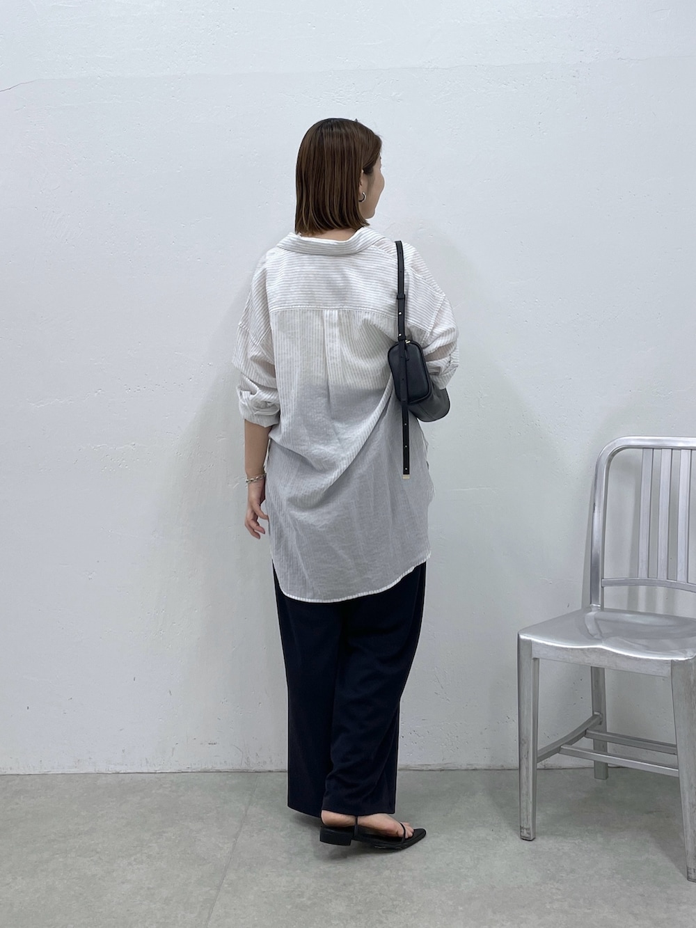 ホワイト系のタンクトップ、ブルー系のその他パンツ、ホワイト系のシャツ/ブラウスを着用したレディースの夏コーディネートの3枚目の写真