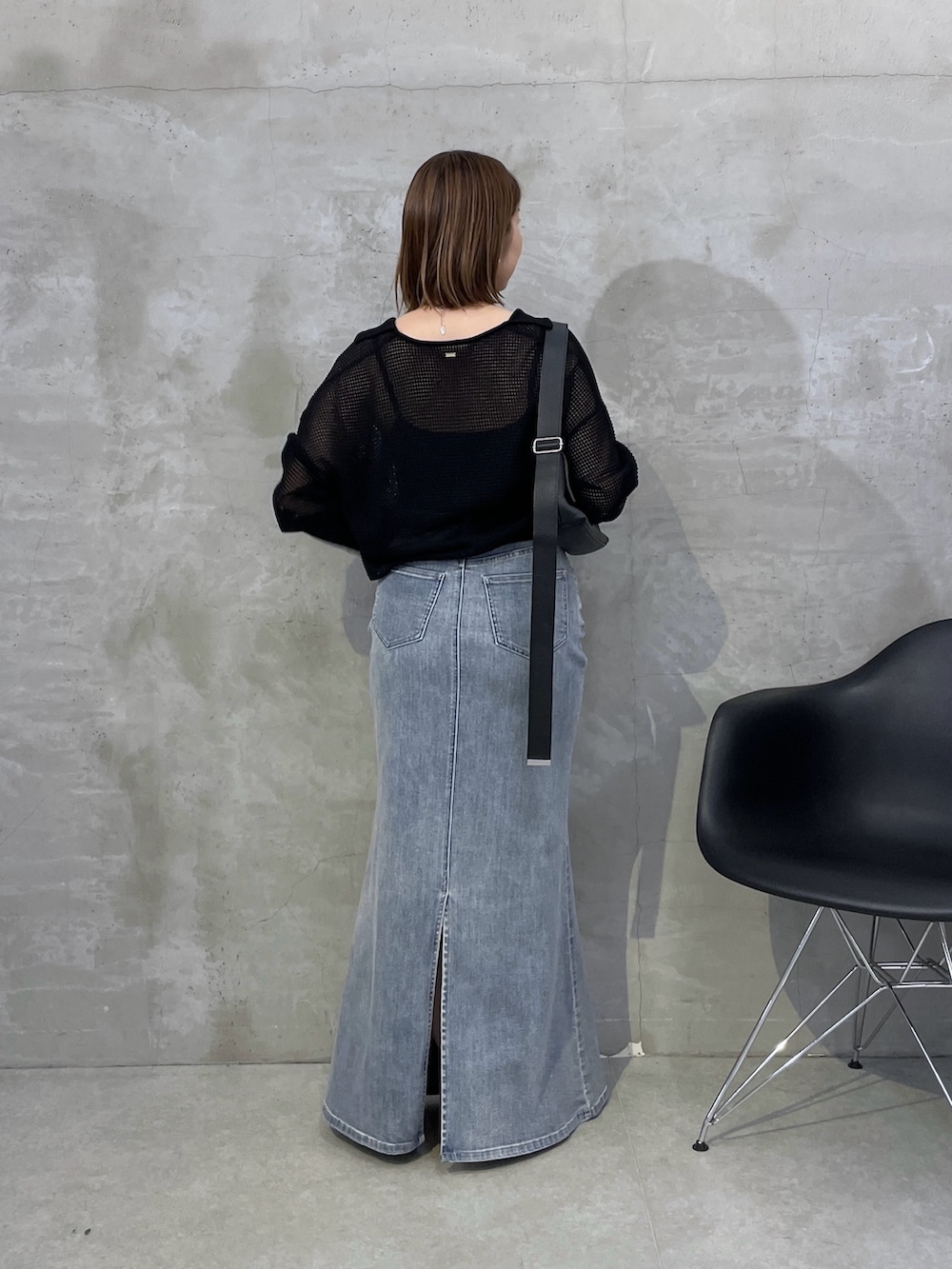 ブラック系のカーディガン/ボレロ、ブルー系のスカート、ブラック系のショルダーバッグを着用したレディースの夏コーディネートの3枚目の写真