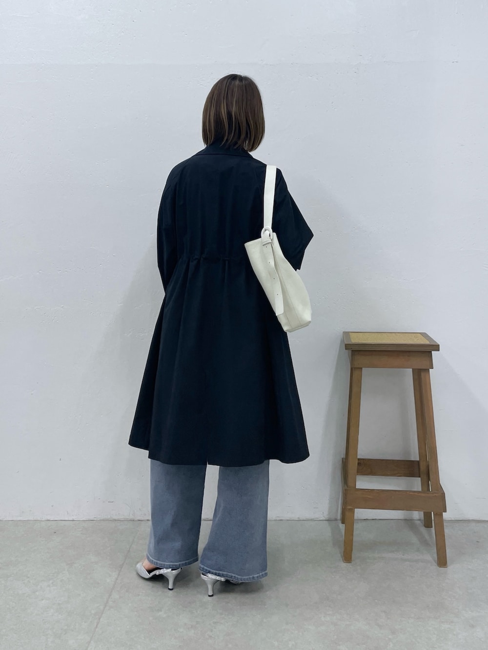 ブルー系のその他アウター、ホワイト系のカーディガン/ボレロ、ブルー系のデニムパンツを着用したレディースの冬コーディネートの3枚目の写真