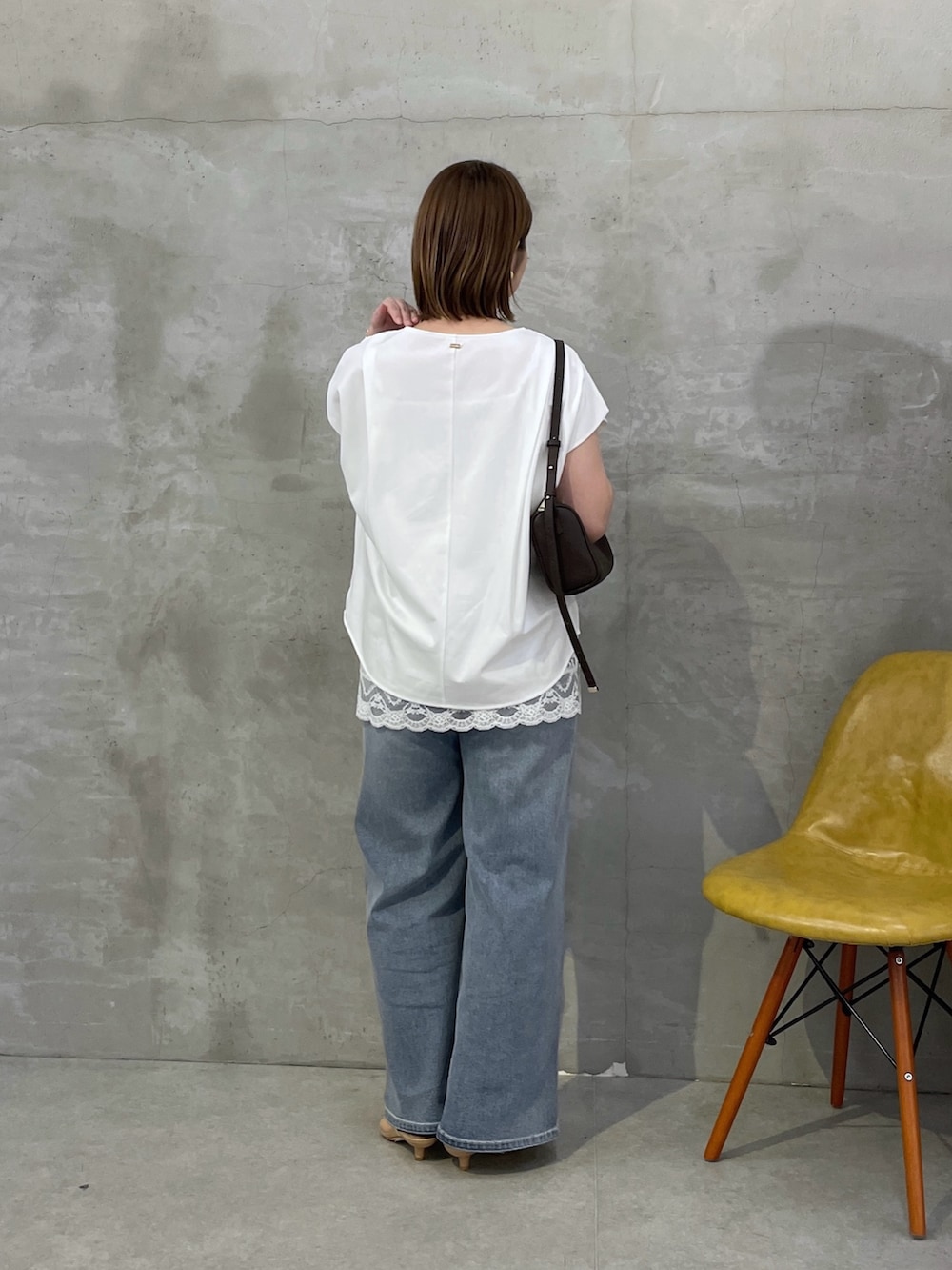 ホワイト系のTシャツ/カットソー、ホワイト系のキャミソール、ブルー系のデニムパンツを着用したレディースの夏コーディネートの3枚目の写真
