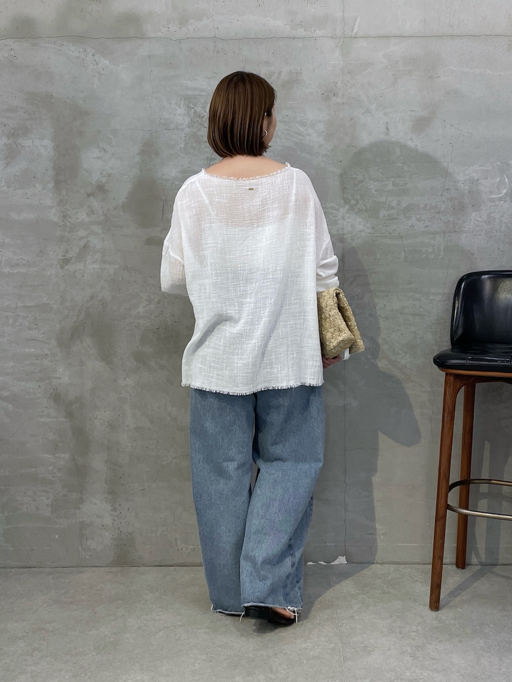ホワイト系のシャツ/ブラウス、ブルー系のデニムパンツ、ホワイト系のトートバッグを着用したレディースの夏コーディネートの3枚目の写真