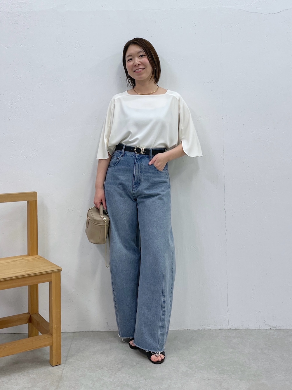 ホワイト系のシャツ/ブラウス、ブルー系のデニムパンツ、ベージュ系のショルダーバッグを着用したレディースの春コーディネートの5枚目の写真