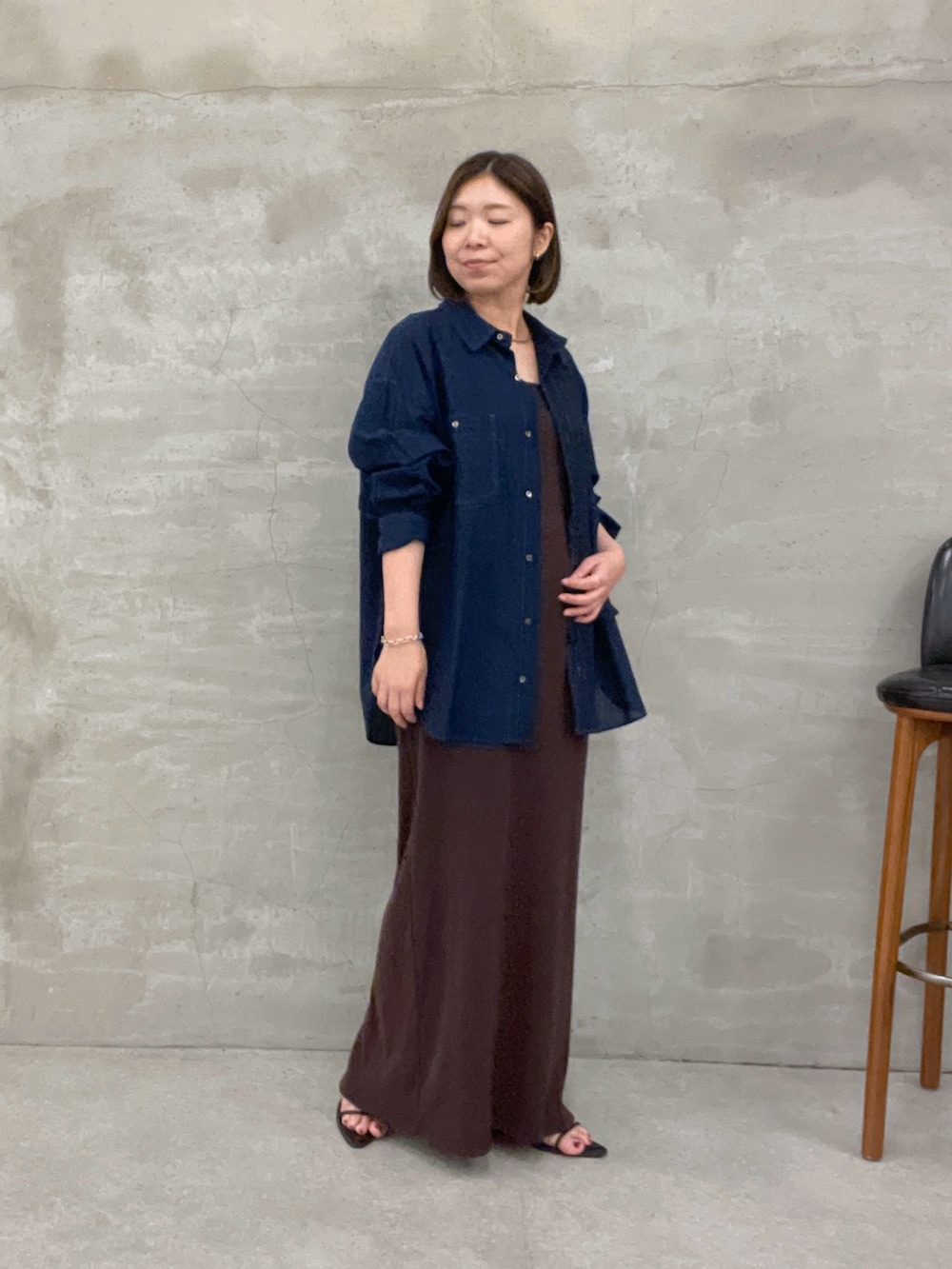 ブルー系のシャツ/ブラウス、ブラウン系のワンピース、ブラック系のショルダーバッグを着用したレディースの夏コーディネートの4枚目の写真