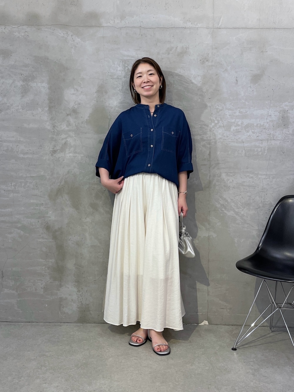 ブルー系のシャツ/ブラウス、ホワイト系のその他パンツ、シルバー系のサンダルを着用したレディースの春コーディネートの4枚目の写真