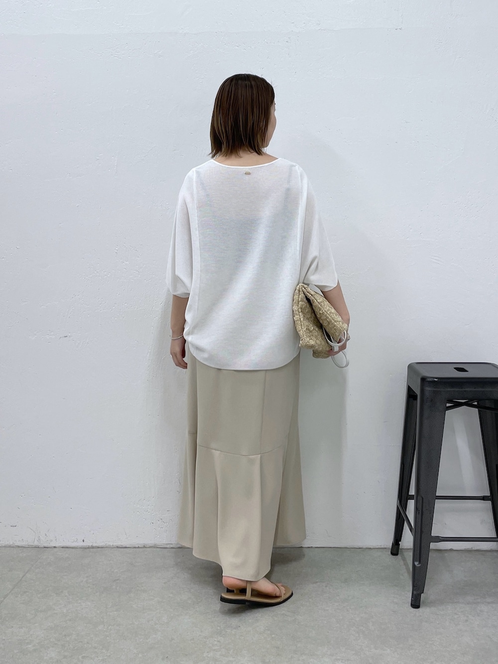 ホワイト系のTシャツ/カットソー、ベージュ系のスカート、ホワイト系のトートバッグを着用したレディースの春コーディネートの3枚目の写真