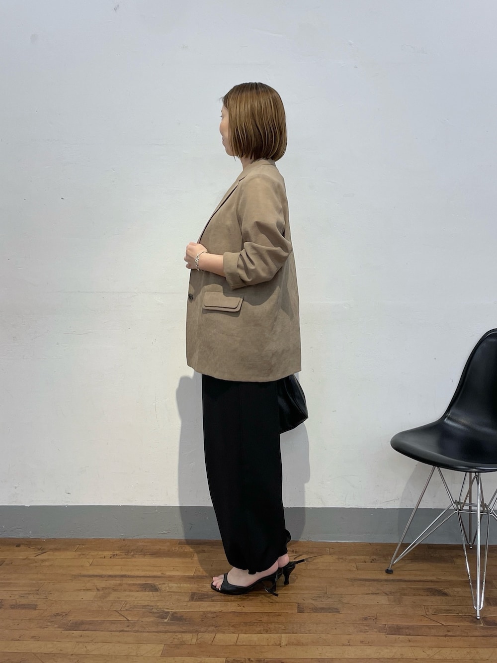 ベージュ系のテーラードジャケット、ホワイト系のTシャツ/カットソー、ブラック系のボストンバッグを着用したレディースの夏コーディネートの2枚目の写真