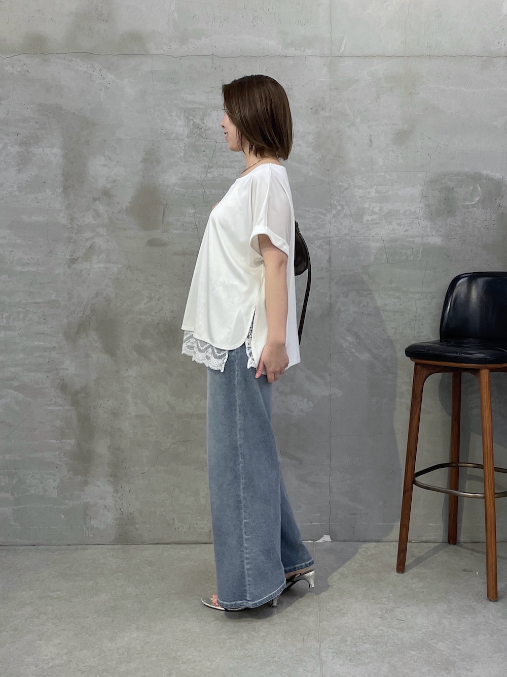 ホワイト系のTシャツ/カットソー、ホワイト系のキャミソール、ブルー系のデニムパンツを着用したレディースの春コーディネートの2枚目の写真