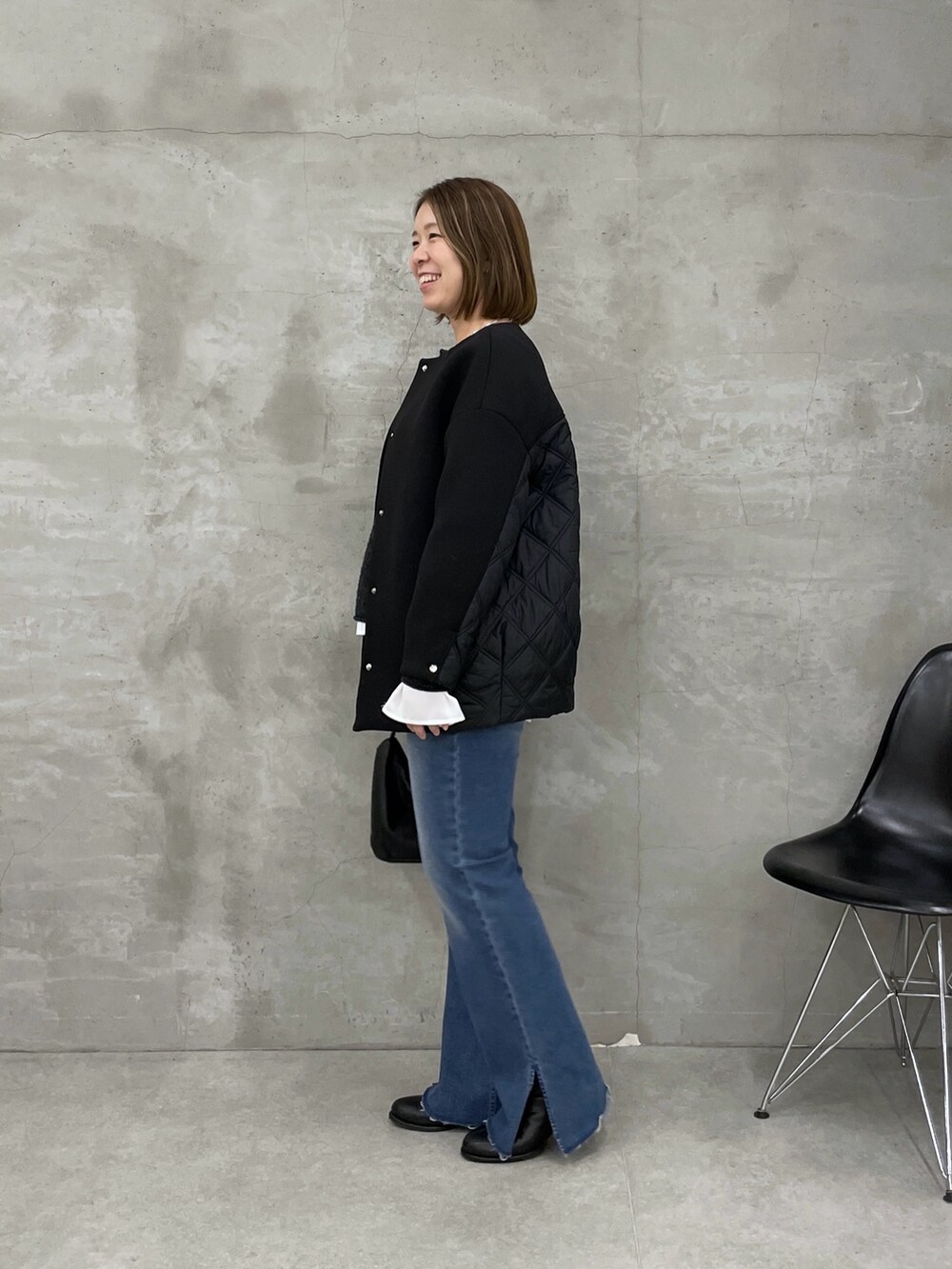 ブラック系のその他アウター、グレー系のニット/セーター、ホワイト系のシャツ/ブラウスを着用したレディースの秋コーディネートの4枚目の写真