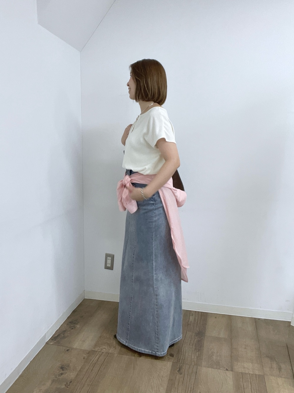 ホワイト系のTシャツ/カットソー、ブルー系のスカート、ピンク系のシャツ/ブラウスを着用したレディースの夏コーディネートの2枚目の写真