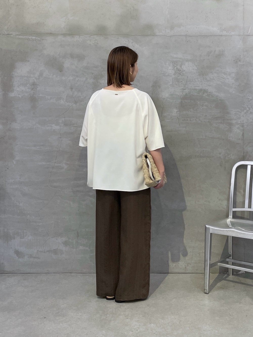 ブラウン系のその他パンツ、ホワイト系のトートバッグ、ホワイト系のシャツ/ブラウスを着用したレディースの夏コーディネートの3枚目の写真