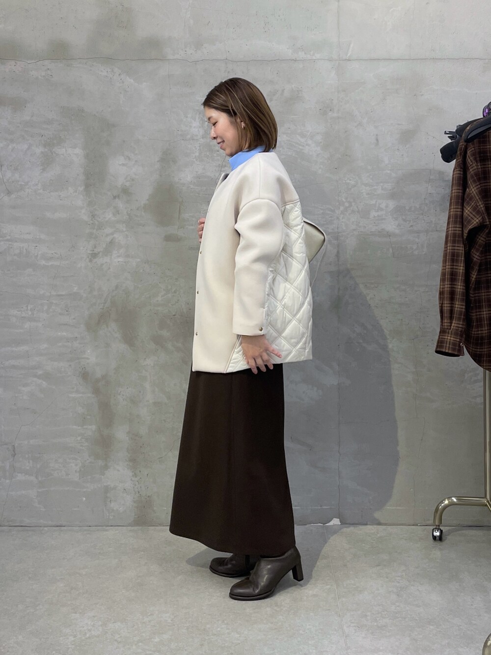 ベージュ系のその他アウター、ブラウン系のワンピース、ブルー系のシャツ/ブラウスを着用したレディースの秋コーディネートの3枚目の写真