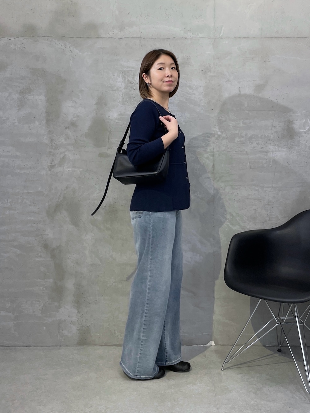 ブルー系のカーディガン/ボレロ、ブルー系のデニムパンツ、ブラック系のショルダーバッグを着用したレディースの冬コーディネートの3枚目の写真