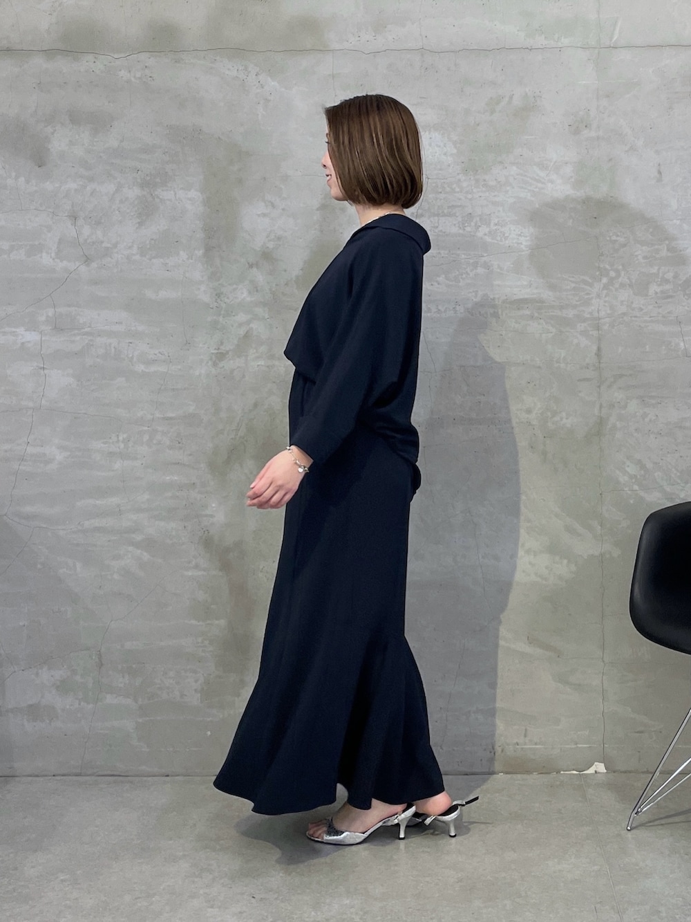 ブルー系のシャツ/ブラウス、ブルー系のスカート、ホワイト系のショルダーバッグを着用したレディースの春コーディネートの2枚目の写真